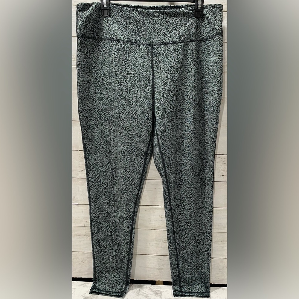 Danskin Women's Moisture Control Leggings Size XL Snakeskin Black Salt Stretch